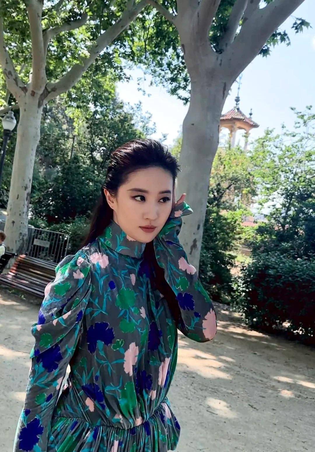 刘亦菲现身lv秀场,与lv三公子并肩而坐,c位风采引热议