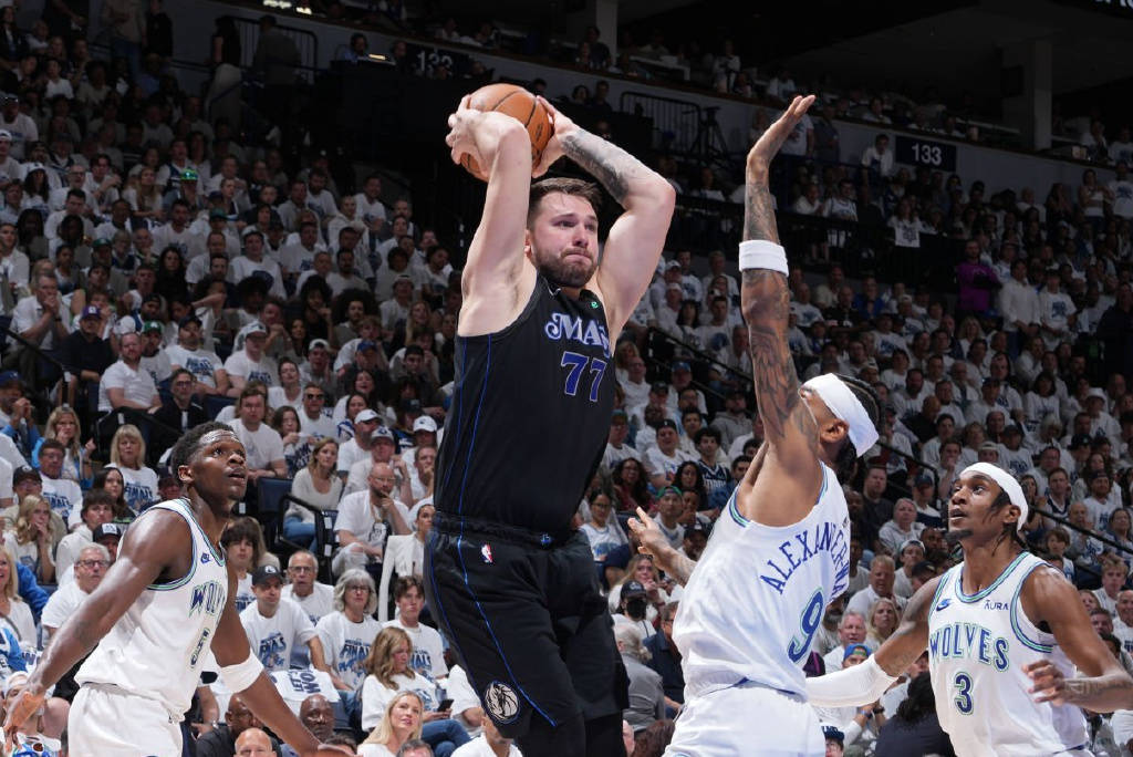 一周前比肩乔丹,一周后狄龙第二,爱德华兹累得吸氧救不了森林狼