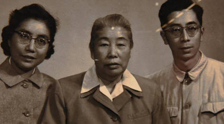 周海婴夫妻与许广平周海婴的长子周令飞,因为长相酷似爷爷鲁迅,走到