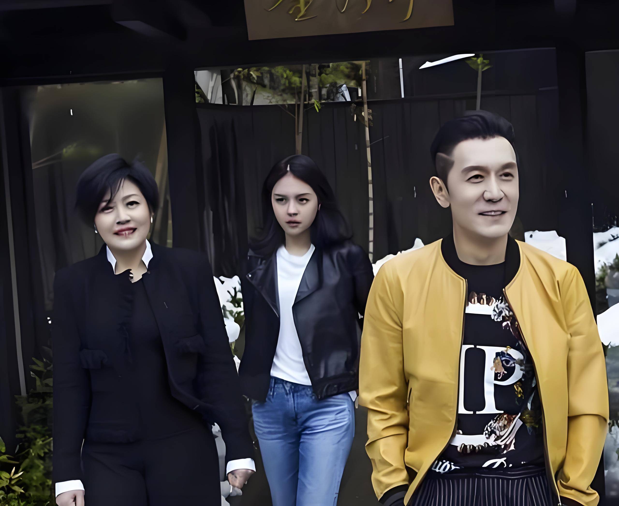 哈文带女儿夜游卢浮宫,22岁法图麦精通五国语言,已被签约当演员