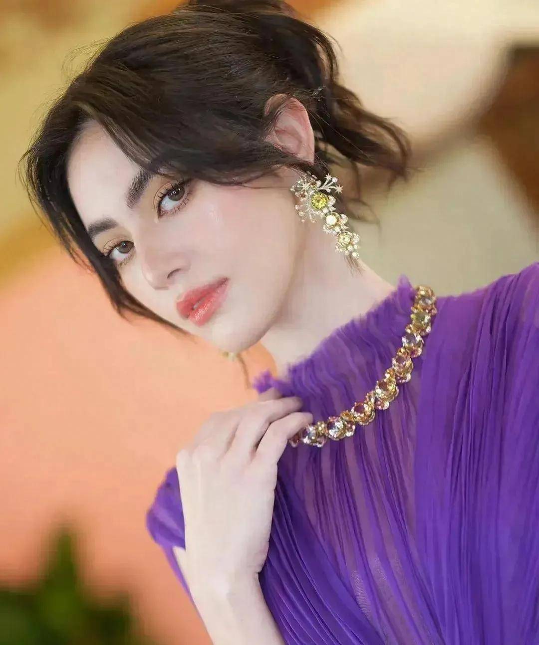 她被称为泰国成熟版迪丽热巴参加浪姐,泰国第一神仙,_