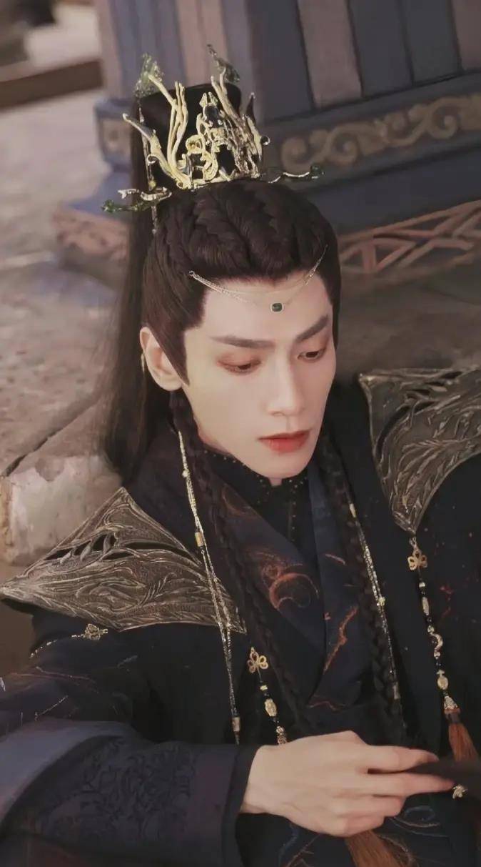 第四名的是罗云熙的古装扮相,他因此被网友称为"古风男神".