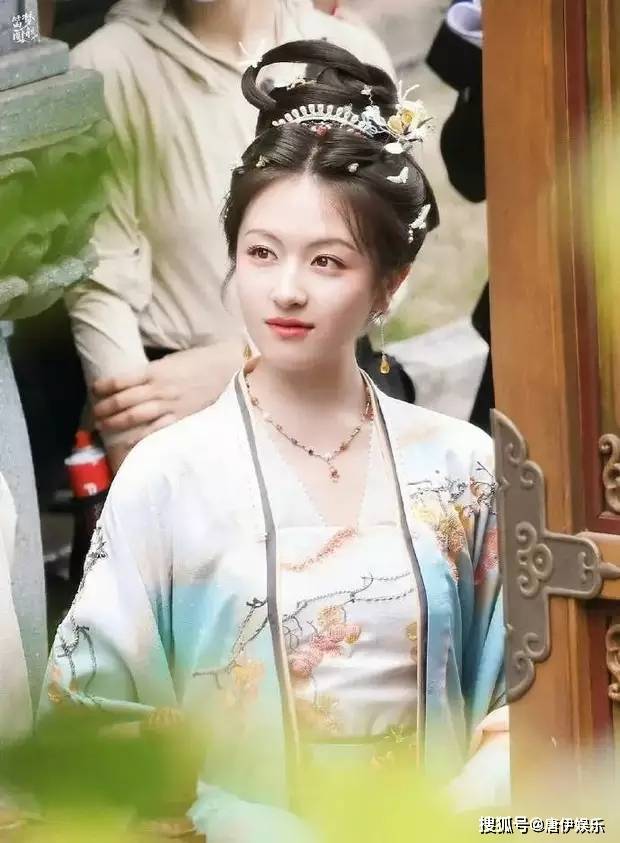 李兰迪新剧路透曝光,甜美灵动少女感十足,状态极佳引期待!