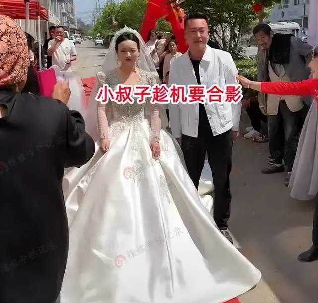 安徽女子结婚,小叔子强行与其合影拉不开,新郎:还没轮到你_李明_新娘
