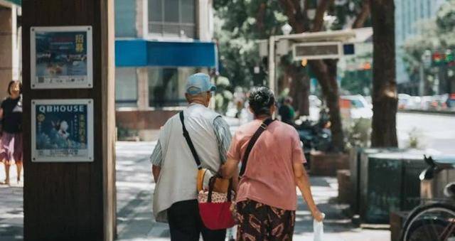 案例:91岁老太患病,北京公园相亲角:老人的爱情,现实让人沉默