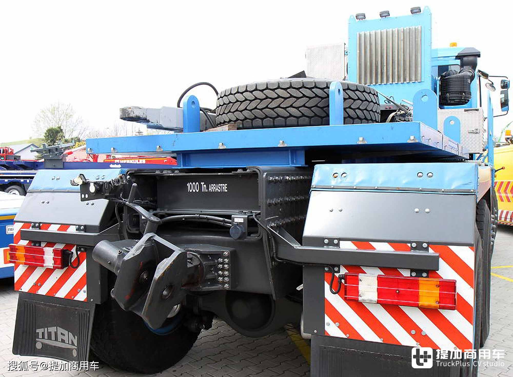 带你看德国titan 8x8大件牵引车,千吨强悍战力,火车头般庞大身躯