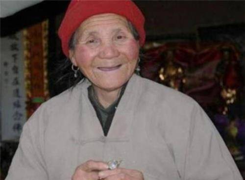 陕西老妪隐居终南山40年,85岁能连续打坐108天,自称与佛祖交流