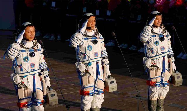 太空员经历,在坚守中等待和强大与刘伯明结缘的依安县第一中学,以他为