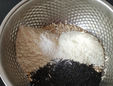 燕麦黑芝麻饼干的做法:而人们的工作压力非常大,根本没有时间去操作