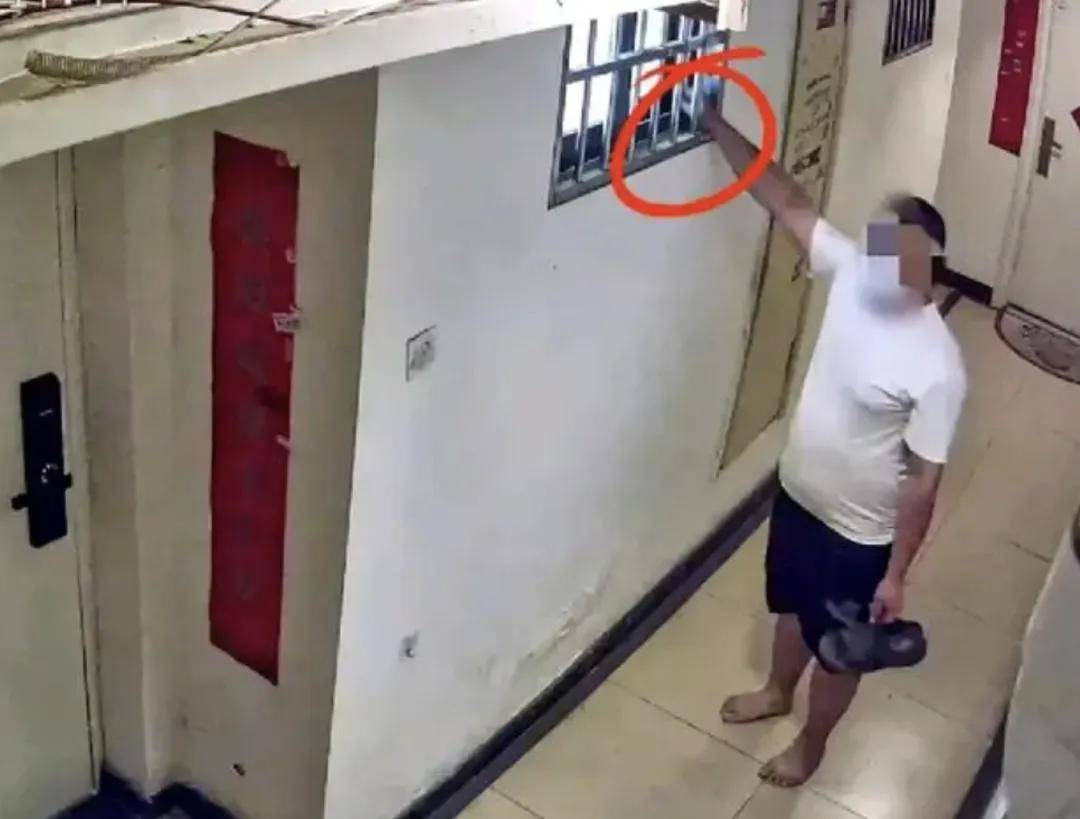 女子深夜洗澡,遭口罩男楼道提鞋扒窗偷窥,报警后得知竟是惯犯