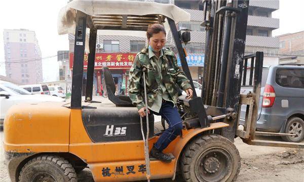 独腿女孩罗雨,当电焊工走红网络后,被300名男子表白,后来怎样