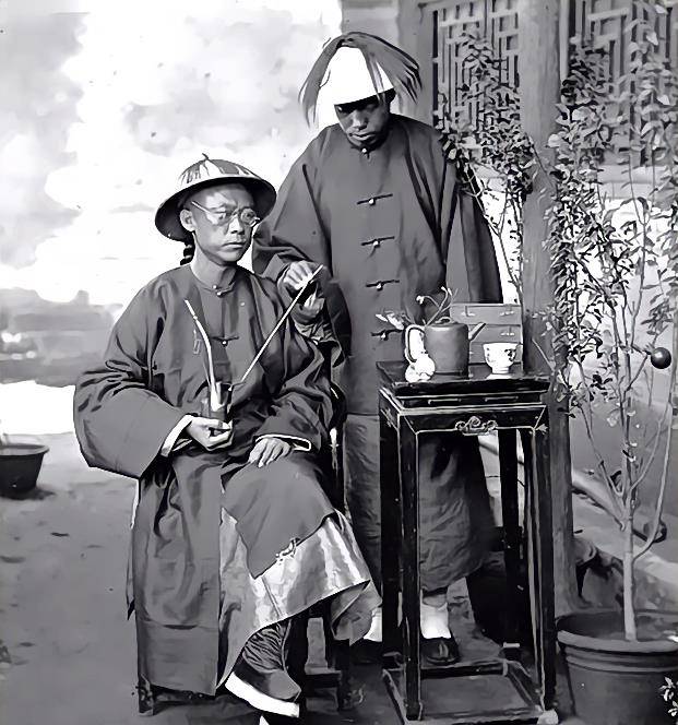 老照片:直击晚清权臣们,个个派头十足,给人一种强烈的压迫感