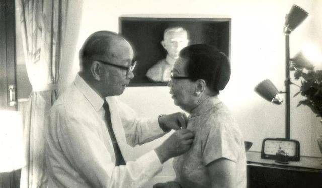 爱过几位女子,看透了婚姻本质,他烧掉结婚证,声明一辈子用不到