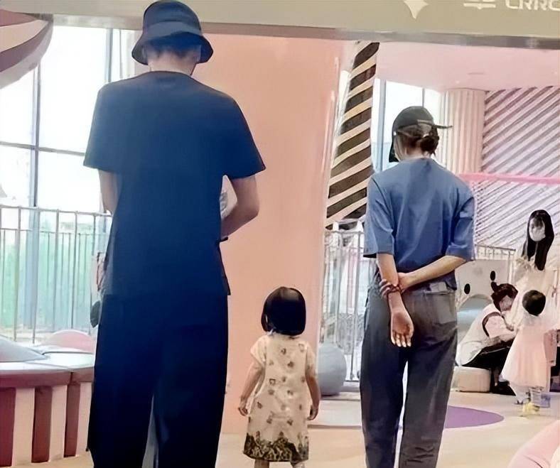 有一种整容叫张若昀结婚,老婆唐艺昕没什么变化,他却像换了个人