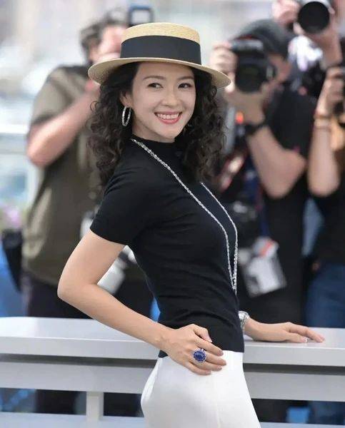 46岁章子怡竟穿十年前造型,气质高级,却满脸都是雀斑!