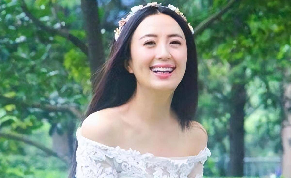 藏"了那么多年,原来她就是于和伟的妻子,娶一个贤妻旺三代