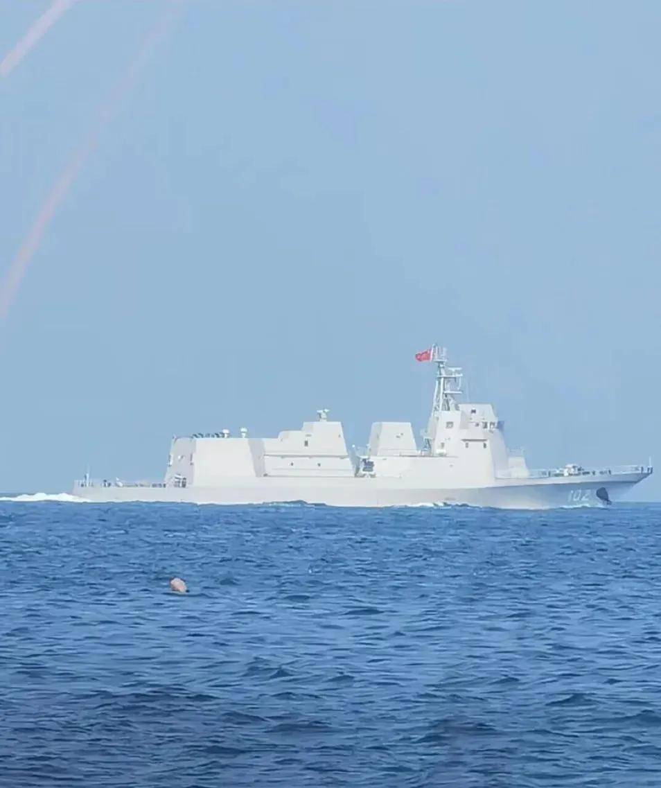 网传中国新型"军舰"试航,外形酷似美国"阿利伯克"级驱逐舰
