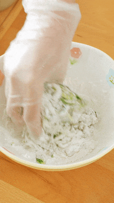 接着就把剩余的食材往一块搅和就行了,虾仁丁,面粉,淀粉,鲜菇粉加上