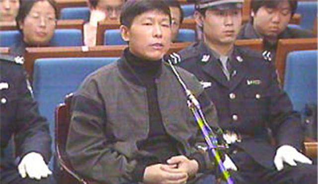 足球裁判龚建平葬礼,因黑哨入狱千人悼念,妻子喊冤扬言"报仇"