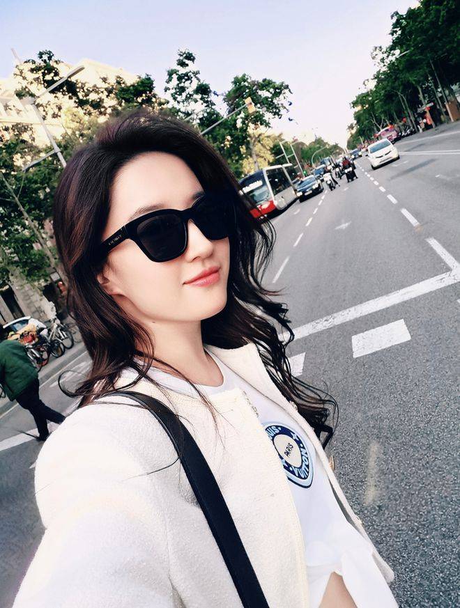 刘亦菲ins晒照:黑扇半遮面显古典美,卷发墨镜很有港风味_活动_照片