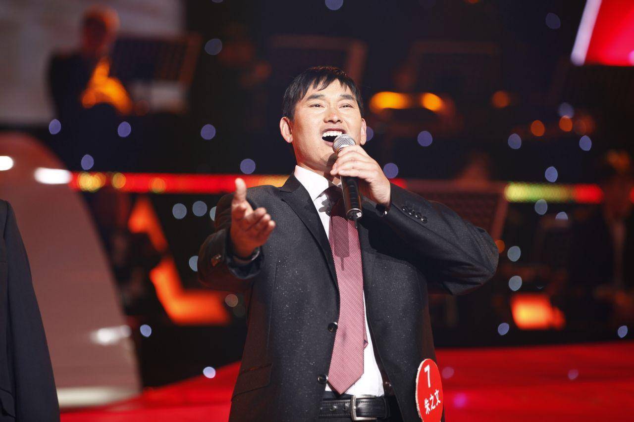 月初,儿媳陈萌给朱家添了个大胖小子,大衣哥一跃成为了爷爷,这份喜悦