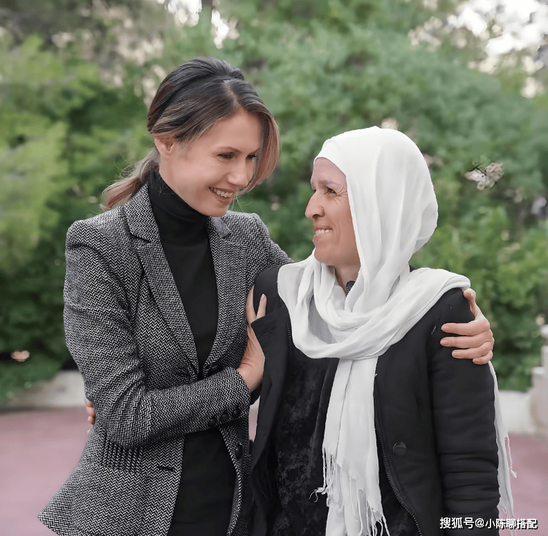 叙利亚总统夫人圈粉:发微卷,裙及膝,鞋带跟,永远优雅得体