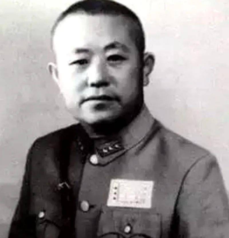 一种意见主张武力解救张家军,另一种意见主张政治谈判解救张将军