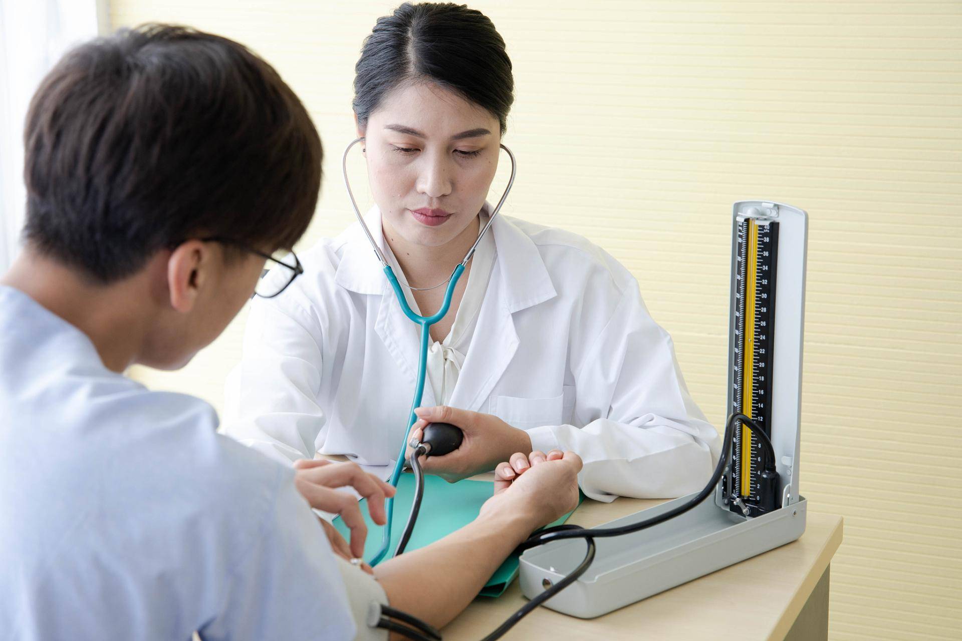 50岁男子腰疼误以为运动拉伤,3个月后离世,警惕:已有多人中招