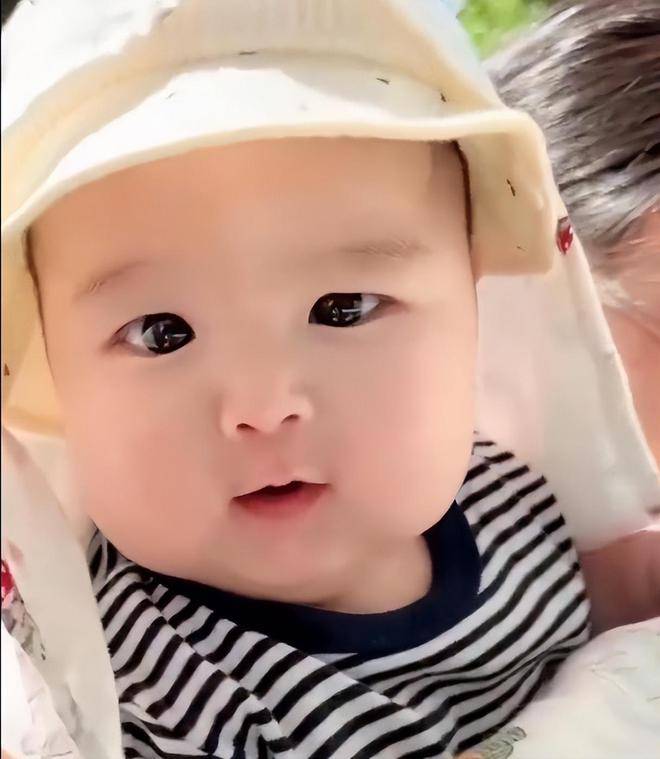 小宝贝已经四个月大了,露面的小陈皮儿长得胖乎乎的,圆脸双下巴一脸福