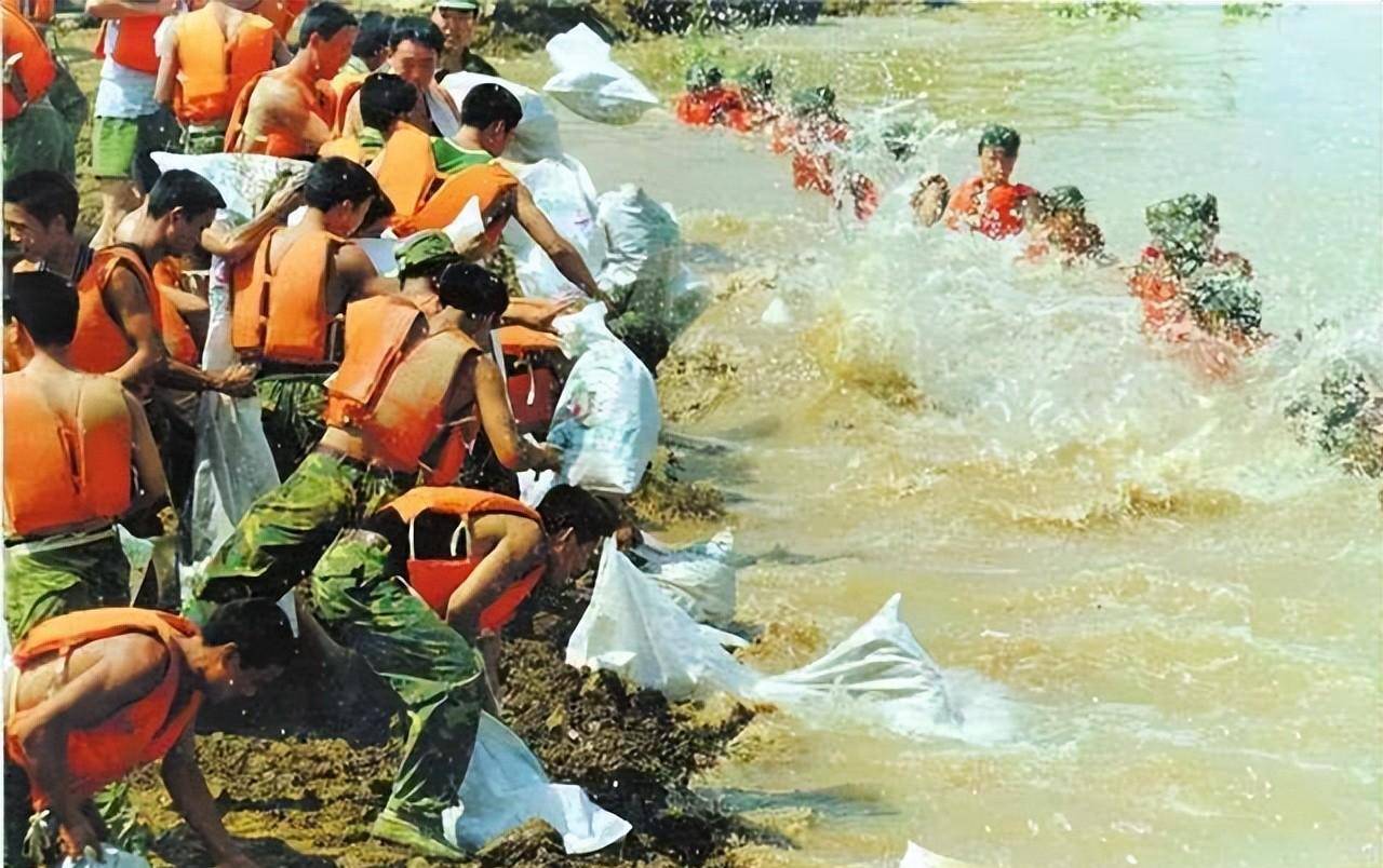 1998年特大洪水,百姓跪地哭喊:求求你们别跳了,房子我们不要了