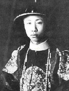 末代皇帝溥仪的一生是充满传奇的,他当过皇帝,领导整个国家,后来被人