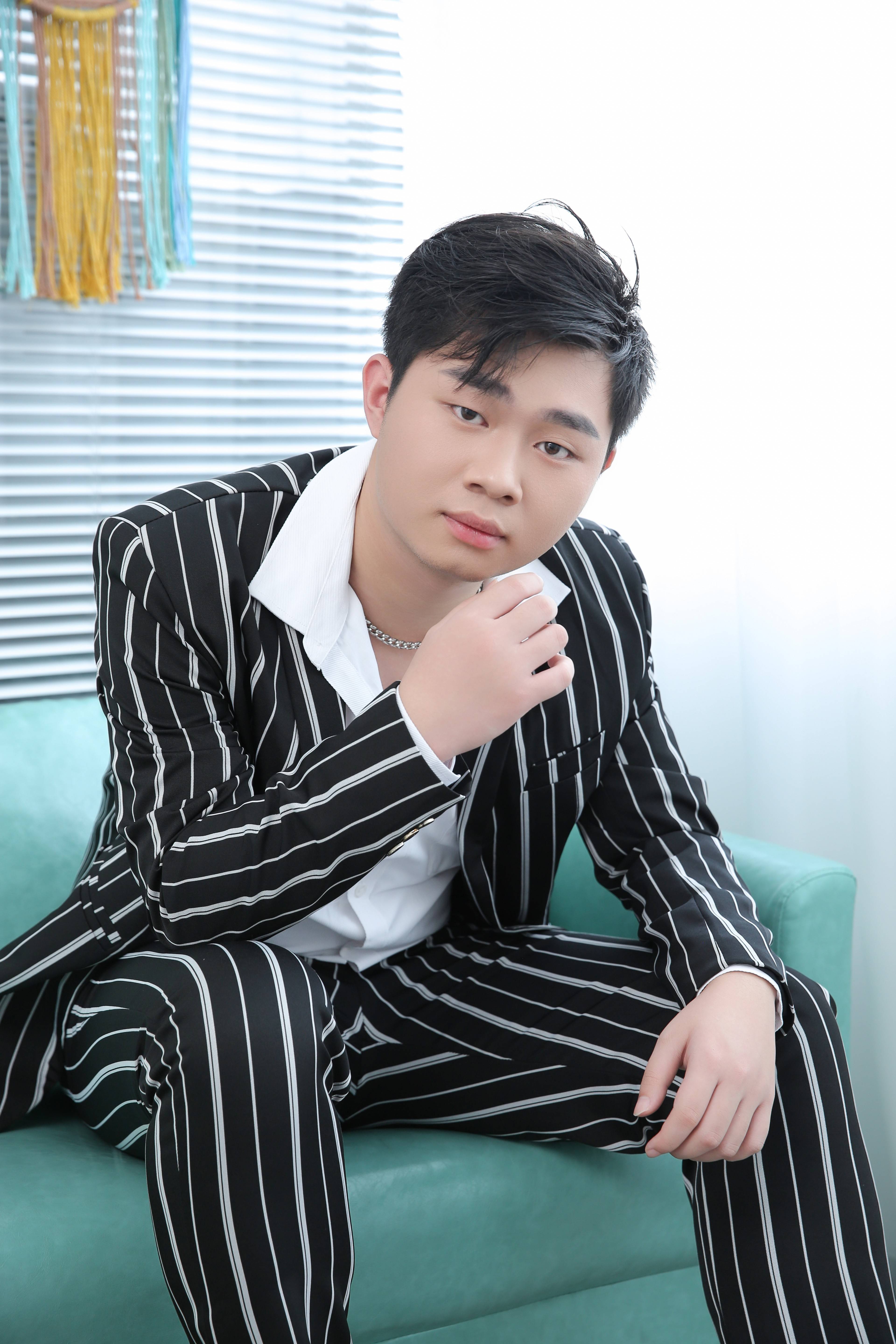 时尚前沿,男模梁杰风采闪耀四方!