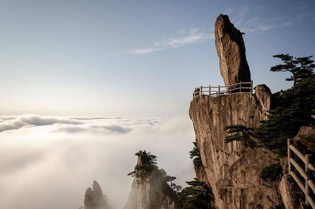 黄山飞来石护栏受损,游客惊魂未定,击伤13名游人_景区_景点_事件
