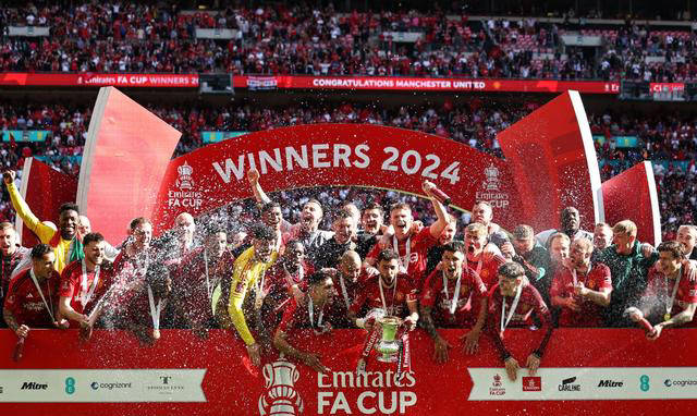 欧洲足球三大战役落幕:巴黎药厂捧杯,曼城失利于曼联_比赛_决赛_联赛