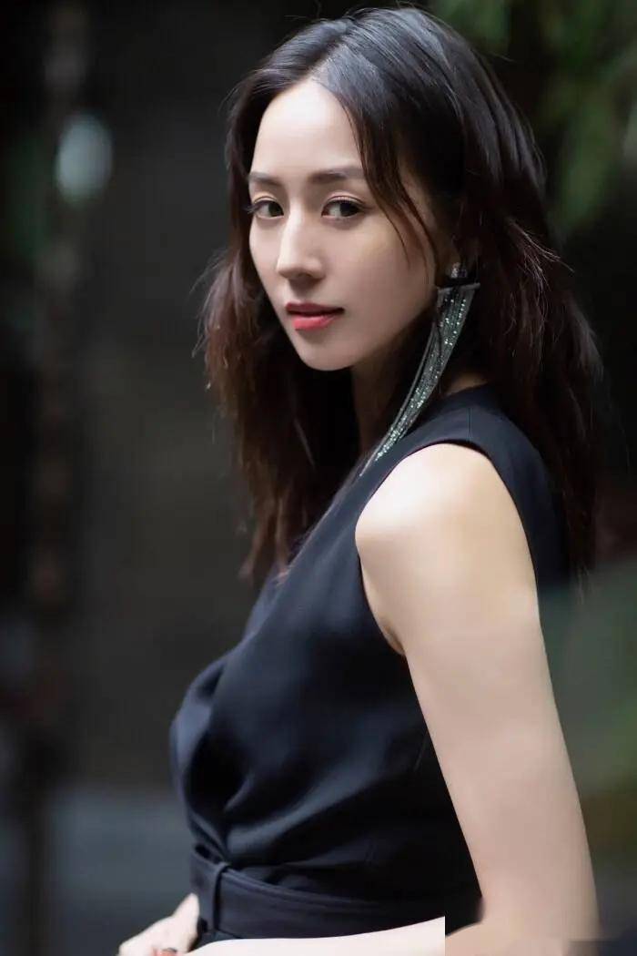 此外,张钧甯还积极参与公益活动,用自己的影响力去帮助那些需要帮助的