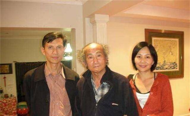 右一李英,右二刘湛秋平静的日子再次被打破,李英于1995年以笔名"麦琪"