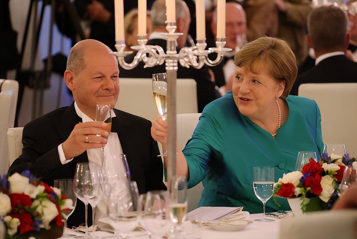 69岁默克尔也去参加国宴了!一身松石绿裙很优雅,马克龙送吻手礼