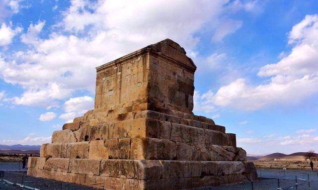 其子冈比西斯二世继承帝位,他出兵打败马萨格泰人,运回了其父的尸首