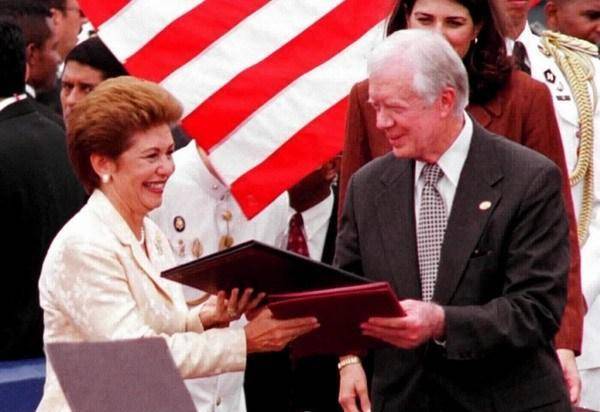 到了1977年时,在国际社会的压力下,美国的卡特总统终于松口,同意就