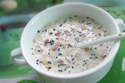 做牛奶燕麦粥时,加上一点"果粒",不仅美味营养,而且还