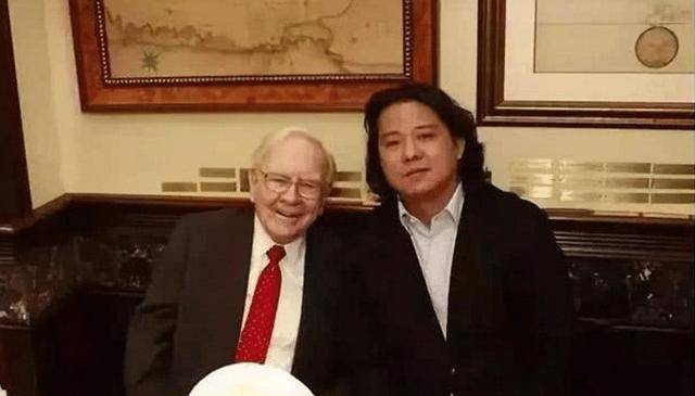 3年前,他花1500万与巴菲特共进午餐,如今却落魄亏损遭调查_朱晔_进行