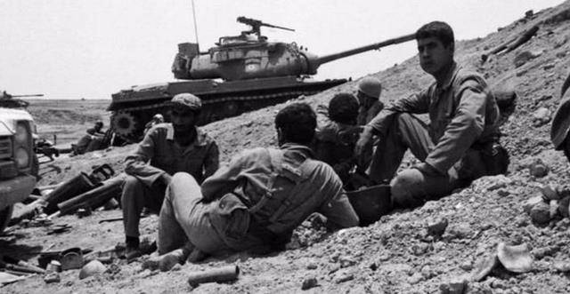 两伊战争的愚蠢坦克战:t-62藏身泥坑,打倒300辆英制先进坦克