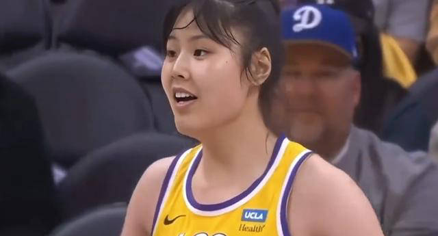 中国女篮主力中锋李月汝差点拿下两双,表现逐渐提升