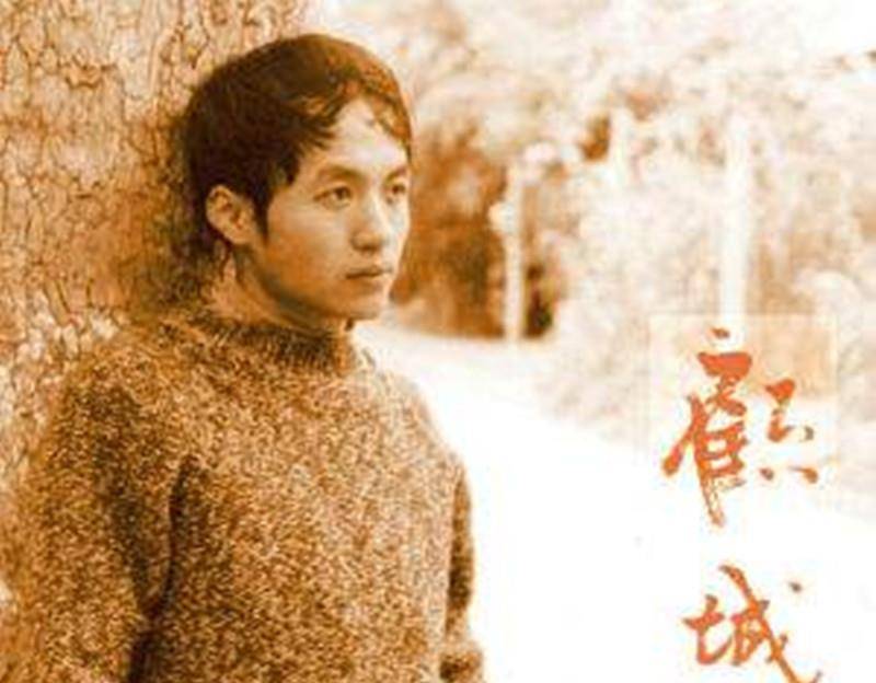 诗人顾城砍杀妻子拒养儿子,自尽前给儿子留下遗书:愿你别太像我