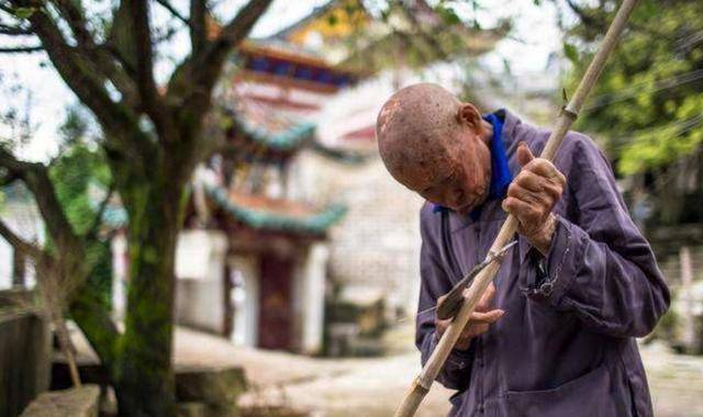 他因菩萨托梦,花费43年时间自建寺庙,一件百衲衣穿到80多岁