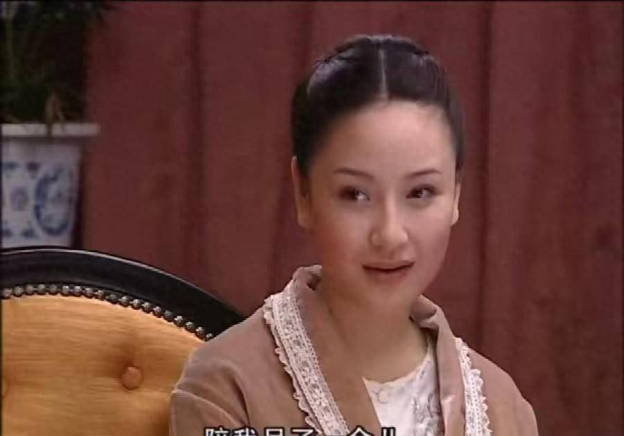 金粉世家:金凤举对小怜动手动脚,大嫂吴佩芳希望小怜早日嫁人