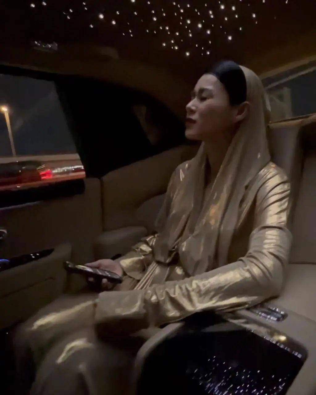 其实胡杏儿此行是来澳门参加 92 岁胡枫举行的《无限枫骚演唱会 2024