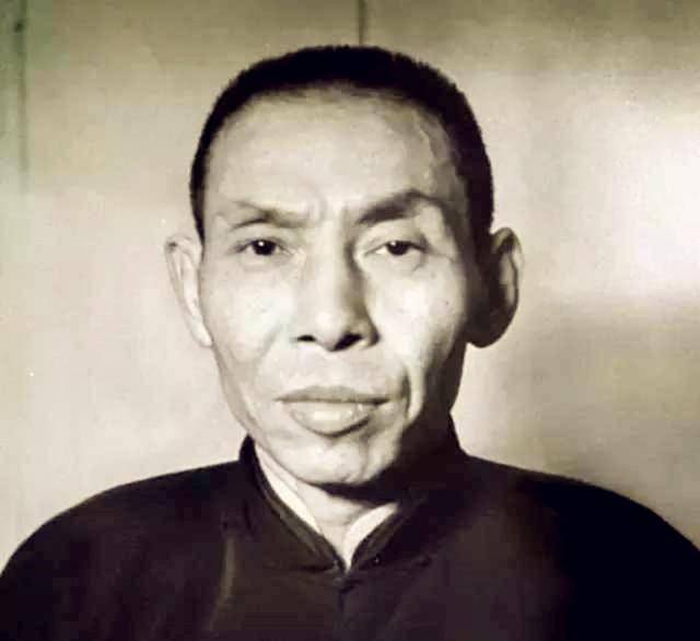 杜月笙晚年求道士算命,道士写下14字,他看后瘫痪在地,一病不起