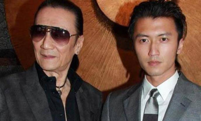 84岁谢贤摘掉墨镜:新片宣传真面目老态尽显,瘦成皮包骨