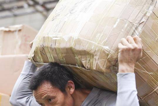 10年前,重庆街头的"搬运工父子"照走红,10年后再见时让人感慨